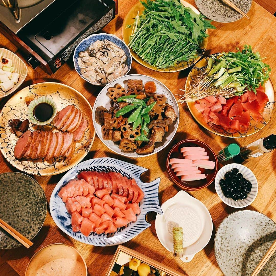 リサ のインスタグラム：「あけましておめでとうございます🎍 初めての日本のお正月、家族みんなでたのしい〜 2021年もみんなにとって 良い一年になりますように。 #肝心なお節見切れてる」
