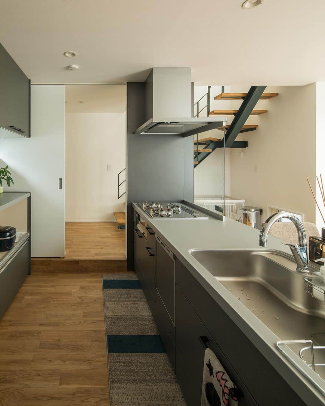 ルポハウス一級建築士事務所さんのインスタグラム写真 - (ルポハウス一級建築士事務所Instagram)「・ ・ ・ ペニンシュラ型キッチンは、ダイニングやリビングと一体感のある空間を作ります。 ・ グレーやシルバー、トーンを合わせた配色で統一感のあるキッチンです。 ・ ・ ・ 𓐌𓐌𓐌𓐌𓐌𓐌𓐌𓐌𓐌𓐌𓐌𓐌𓐌𓐌𓐌𓐌𓐌𓐌  ルポハウスの施工事例はこちらまで☞ @reposhouse  𓐌𓐌𓐌𓐌𓐌𓐌𓐌𓐌𓐌𓐌𓐌𓐌𓐌𓐌𓐌𓐌𓐌𓐌 #ルポハウス は#ちょっとかっこいい家 を"友人のために" という思いでつくっています。 一生に一度の#マイホーム。 「あなたにしかできない」×「ルポハウスだからできる」で、 私たちだけの#家づくり を思いっきり楽しんでみませんか？！ ・ ・ ・ #住宅 #注文住宅 #新築一戸建て #住まい #シンプルな暮らし #デザイナーズ住宅  #一級建築士事務所 #設計事務所 #design #simple #滋賀 #大津 #草津#キッチンインテリア #ペニンシュラキッチン #リクシルキッチン #リクシルas #リクシル背面収納#家電収納カップボード」1月1日 19時39分 - reposhouse