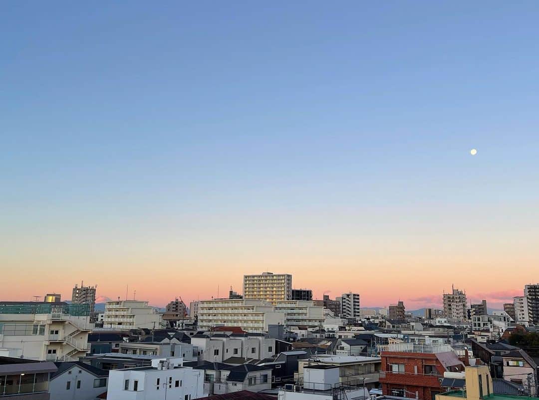 永田琴のインスタグラム：「東京は美しい夜明けでした。 綿本彰先生のオンライン瞑想で気持ちよく朝を迎えました。 毎日を丁寧に、を目標に今年は柔軟にいきたいと思います。  #わかるかな富士山 #見えるかな月 #2021元旦」