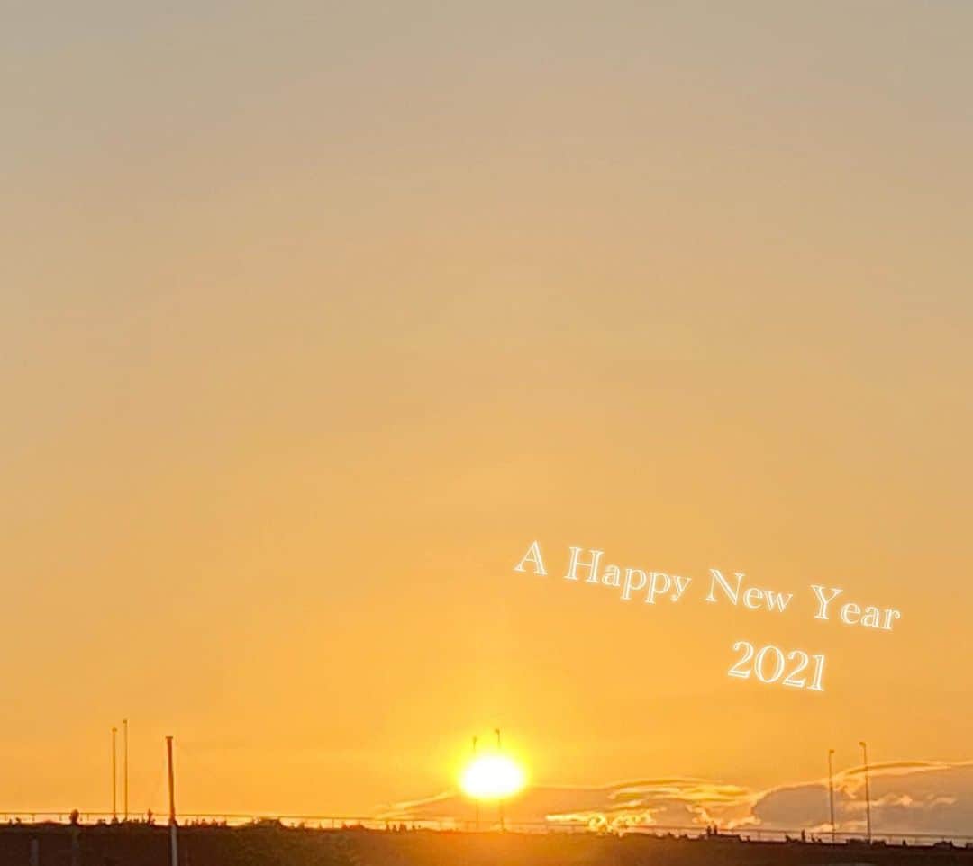 小南満佑子さんのインスタグラム写真 - (小南満佑子Instagram)「. .  新年明けましておめでとうございます🌅  皆様の健康を心よりお祈りしますと共に、 2021年が笑顔溢れる一年となりますように…。  本年もどうぞ宜しくお願い致します✨  2021年 1月1日 元旦 小南満佑子 . . #2021 #新年 #元旦 #初日の出 #小南満佑子」1月1日 19時40分 - mayuko_kominami.official