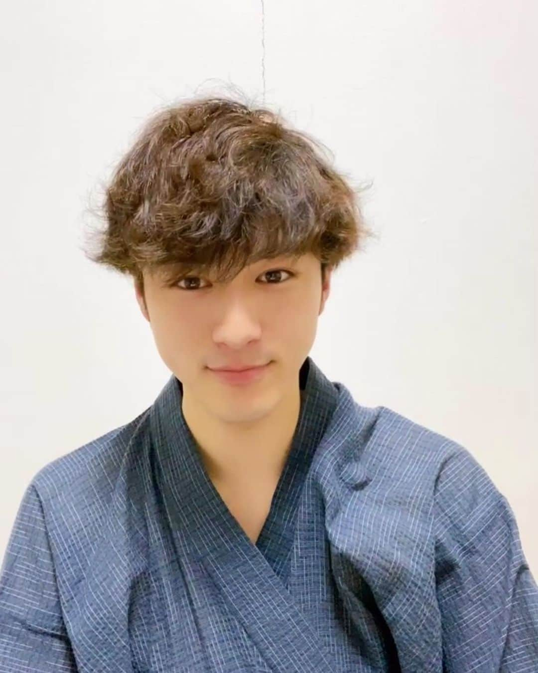 村川翔一のインスタグラム：「🎍明けまして 　おめでとうございます🎍  2021年も宜しくお願い申し上げます🙇‍♂️  笑顔の1年にしてみせるぞ！！ #2021 #happynewyear  #村川翔一 #役者」