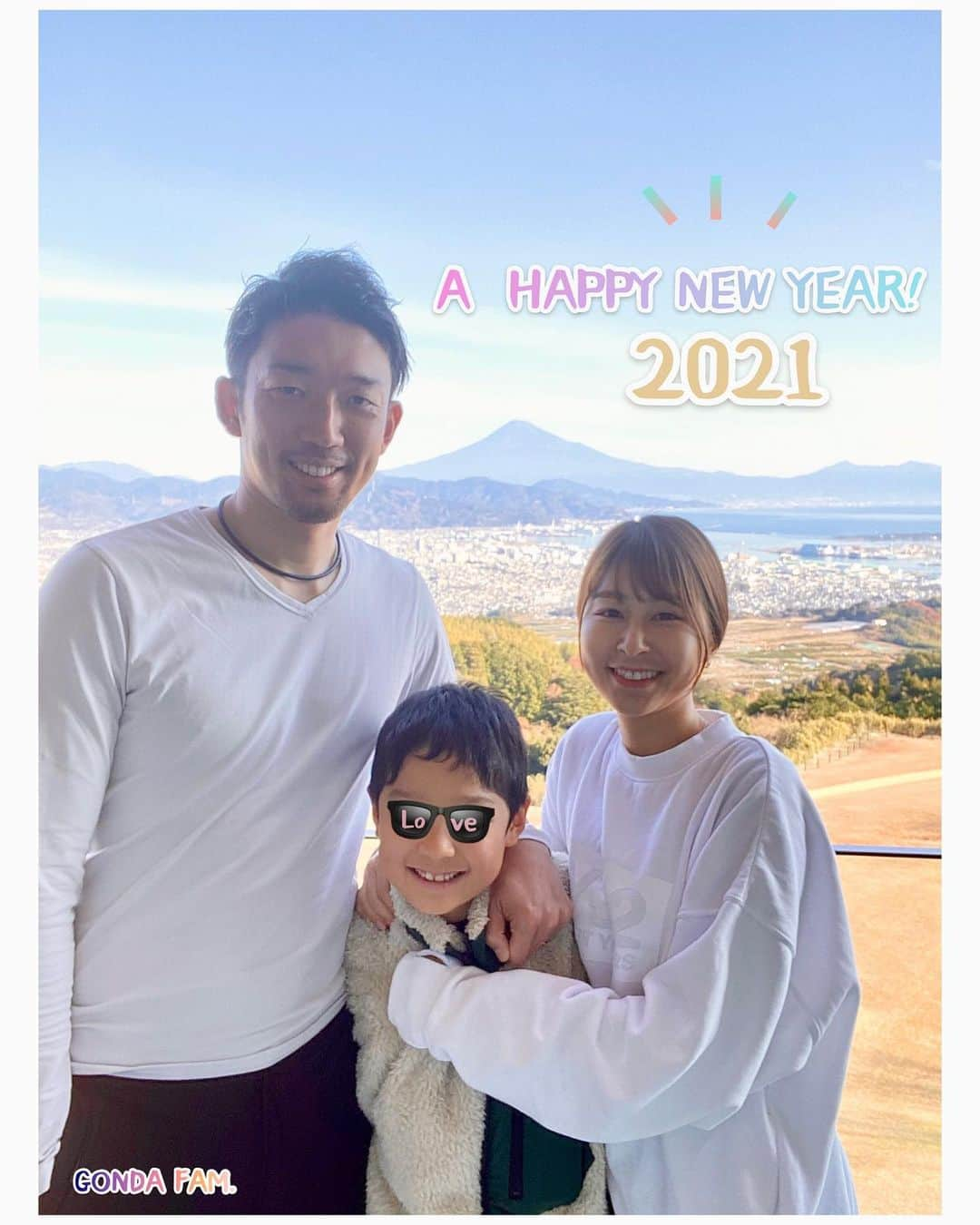 権田裕美さんのインスタグラム写真 - (権田裕美Instagram)「. Let’s make 2021 unforgettable!❤︎ . 本年もよろしくお願いします🐮🙌✨ みなさんにとって 素敵な1年となりますように💓✨ . . 権田家もがんばります‼︎✨ . . . . . . . . . . . #権田修一#清水エスパルス#日本平ホテル#ヨガインストラクター#ゆみヨガ#脂肪燃焼#寝ながらストレッチ#筋トレ動画#筋トレ女子#筋トレダイエット#ジムウェア#ヨガウェア#ジムトレーニング#筋トレ女子 と繋がりたい#腹筋割りたい#薬膳コーディネーター ネーター#ランニング女子#低カロリー高タンパク質#筋トレ動画#ダイエット方法#痩せ方#美尻#お尻ストレッチ#ヨガ動画#むくみ解消 #むくみ改善 #筋膜リリース#男の子ママ#小学生ママ」1月1日 19時43分 - yumigonda