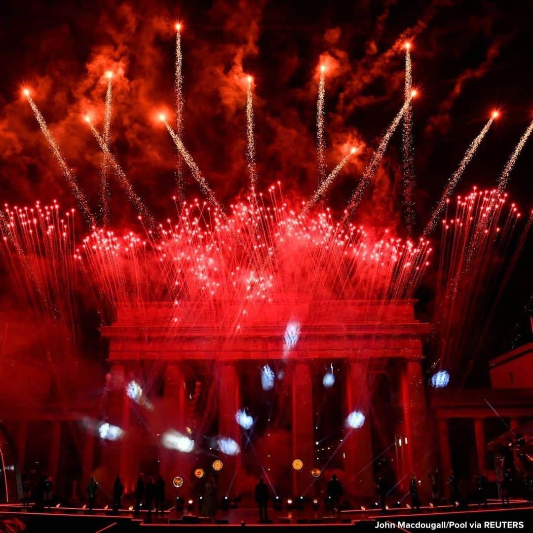 ABC Newsさんのインスタグラム写真 - (ABC NewsInstagram)「Fireworks fill the skies over Berlin’s landmark Brandenburg Gate to usher in the new year during a ‘Willkommen 2021’ (Welcome 2021) concert. #newyear #berlin」1月1日 19時44分 - abcnews