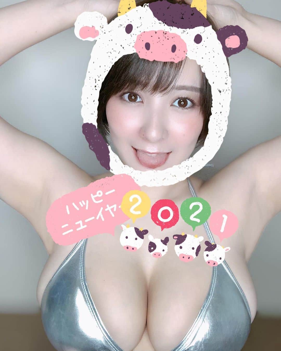 紺野栞さんのインスタグラム写真 - (紺野栞Instagram)「. 新年あけましておめでとうございます！ 2020年は身動きがなかなか取れない中で 迷う事も多い１年でしたがみんなのおかげで 楽しく2020年を終える事ができました。 . 2021年もみんなと一緒に楽しい１年に できたらいいなと思っています！ 2021年もよろしくね〜！🐮♡すきぴ！ . . . #グラビア #gravure #그라비아  #일본 #sexy #섹시 #japanesegirl  #japan  #love #followme #sexy  #swimwear #水着 #likeforlikes  #グラドル #グラビアアイドル」1月1日 10時51分 - shiooo1023