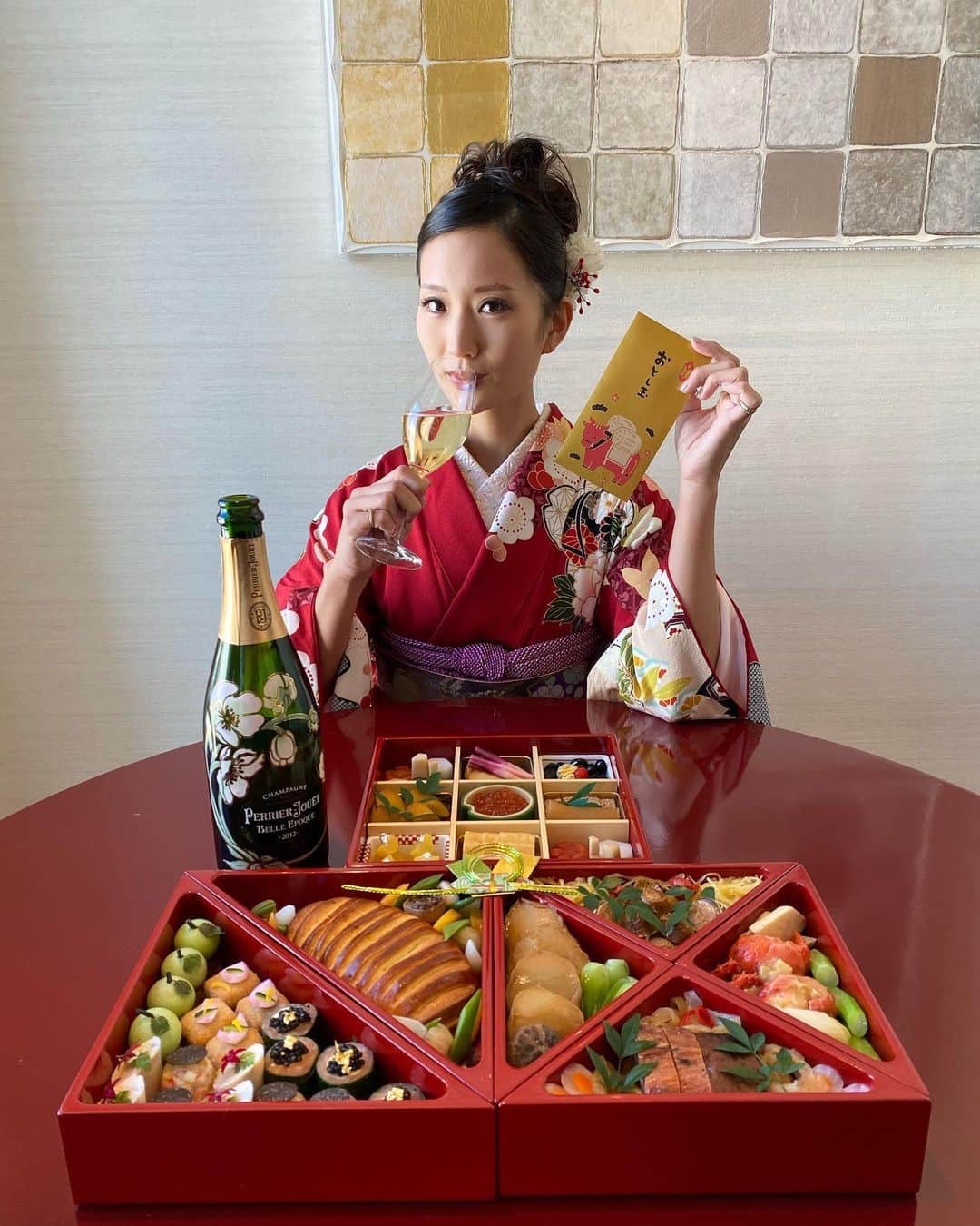 落合リザのインスタグラム：「HAPPY NEW YEAR2021😘 明けましておめでとうございます。 今年もよろしくお願い致します❤️ もう一生食べることのない16万のお節🤣 #kimono#newyear#着物#お節   @ginza_kimono_komachi」