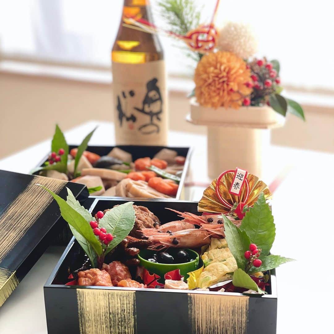 紺野ゆりのインスタグラム：「☆2021年☆ 明けましておめでとうございます🌅 今年は姉の旦那さんが作ってくれたお節とお雑煮をいただきます☺️ 料理上手な旦那さんって良いなぁ😍✨  初夢って、今日の夜見たもので良いんですよね？昨日だとすごく嫌な夢でした。。😭笑 2021年、平和で楽しい一年になりますように🍀✨✨」