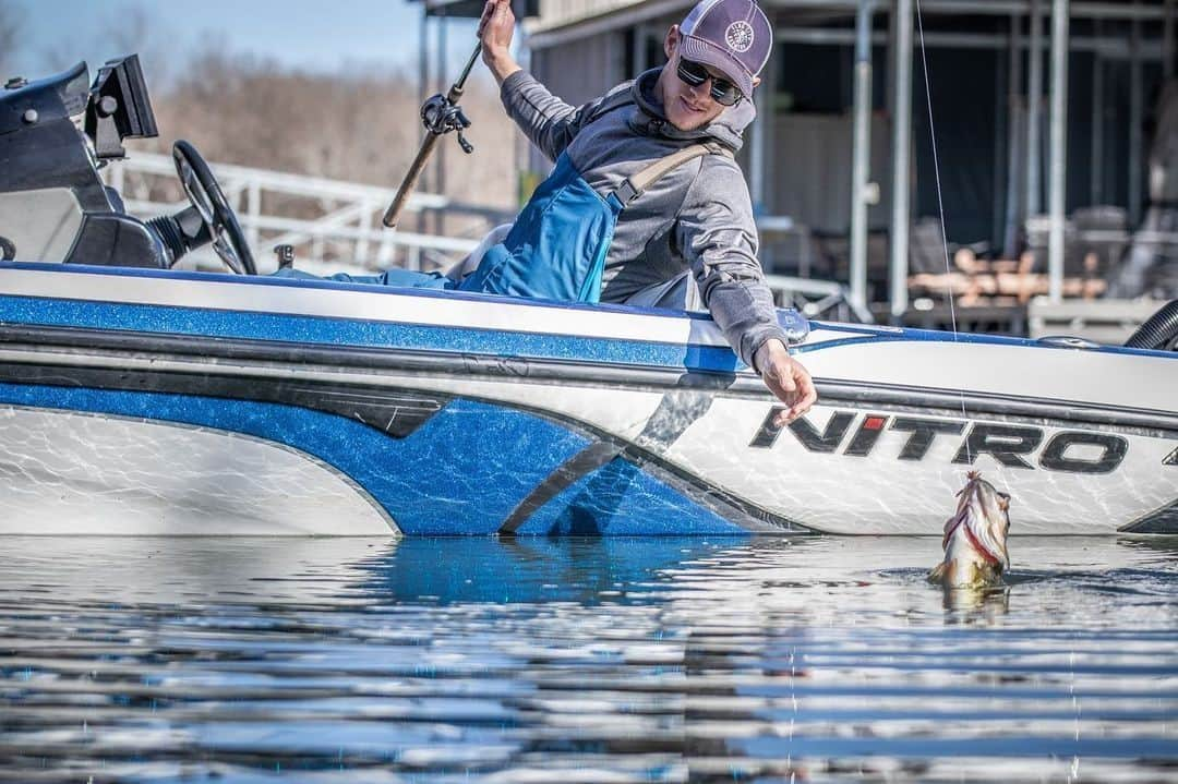 シマノ｜Fishingさんのインスタグラム写真 - (シマノ｜FishingInstagram)「The final countdown. Are you going for the scoop, the boat flip, or grabbing the net with a big bass nearing the boat?   #FishShimano #BassFishing #Largemouth #BigBass  📸: @nkennedy_23  @_grenken」1月1日 10時45分 - fish_shimano_north_america