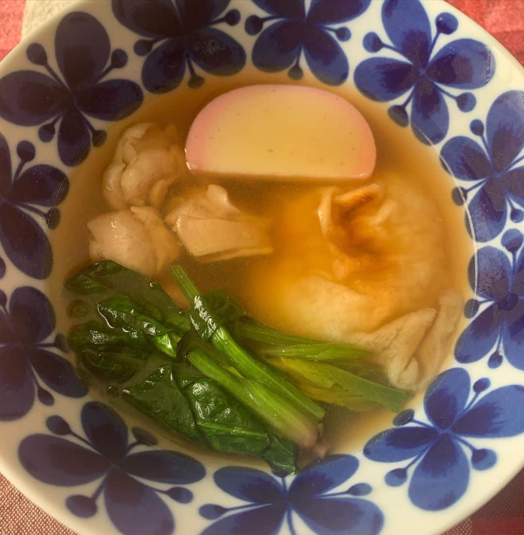 宙也さんのインスタグラム写真 - (宙也Instagram)「お雑煮。お餅は焼き色つくまで焼いてから煮え煮えにしたのが好き。 #お雑煮  #monamie」1月1日 10時47分 - chuya_aquarius