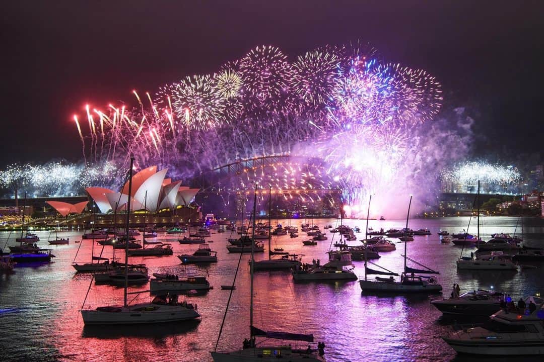 NBC Newsさんのインスタグラム写真 - (NBC NewsInstagram)「Fireworks go off over the Sydney Harbour Bridge on New Year's Eve in Sydney, Australia. ⁠ ⁠ 📷: Wendell Teodoro / @gettyimages」1月1日 10時53分 - nbcnews