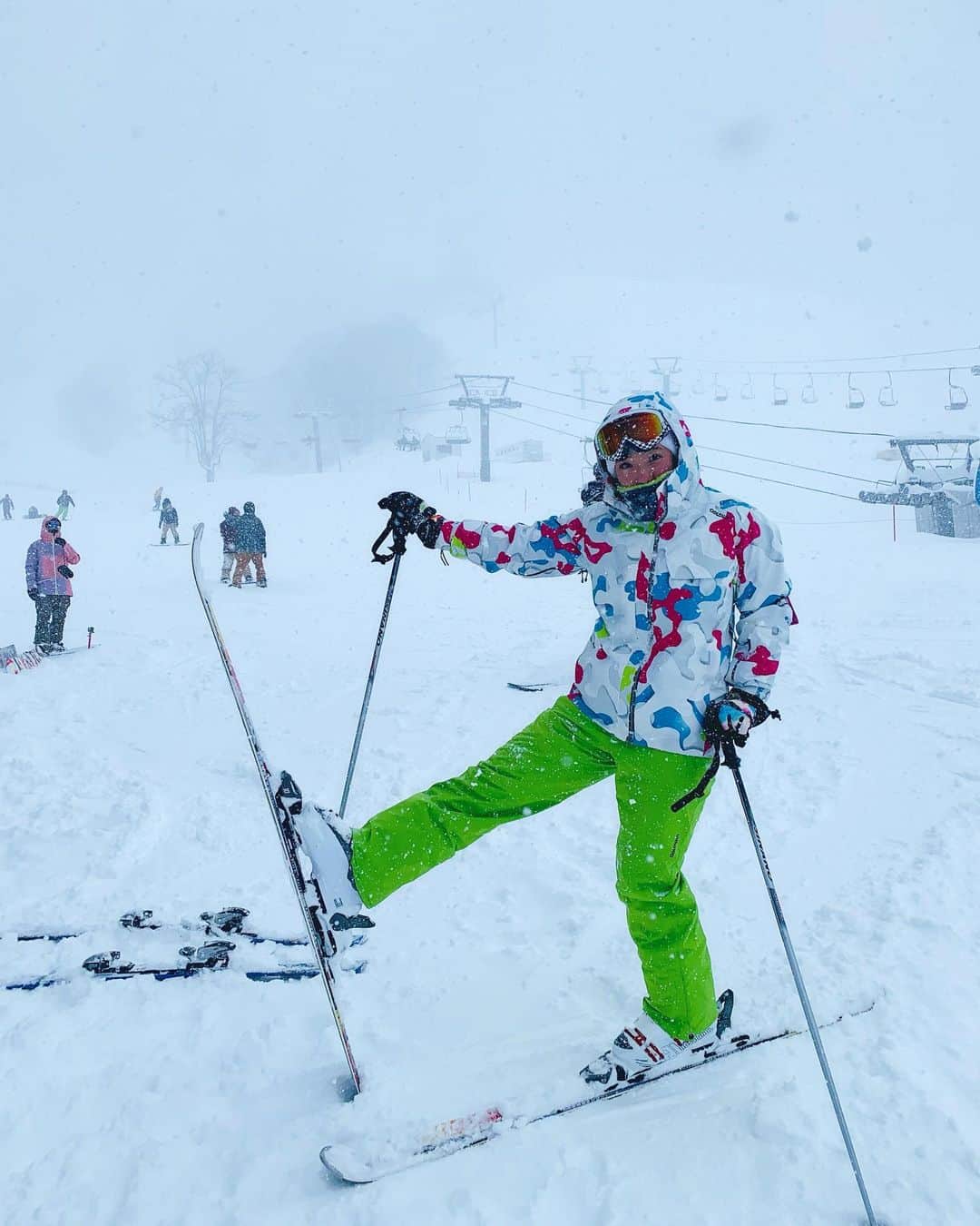 北村響さんのインスタグラム写真 - (北村響Instagram)「#元旦 #スキー #あけましておめでとうございます #今年も宜しくお願いします  #トレーニング  あけましておめでとうございます🎍 昨年はコロナで大変な時期を過ごしましたが 今年も明るく元気に 飛躍できるように頑張りますので 応援よろしくお願いします🤲 早速元旦から一番乗りをしてスキートレーニング🎿 吹雪の中ではありますが とっても楽しいです😁」1月1日 10時48分 - k.bikistagram