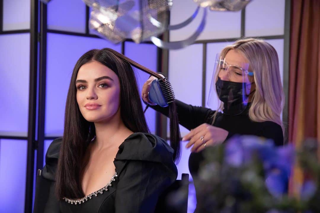 ルーシー・ヘイルのインスタグラム：「#ad Can every day be this good of a hair day?! Huge thanks to @hottoolspro’s Signature Series One-Step Detachable Straightdry Paddle Brush for this effortless look. 😍 #RockinEve #ImagineTheStyle #HotToolsPro」