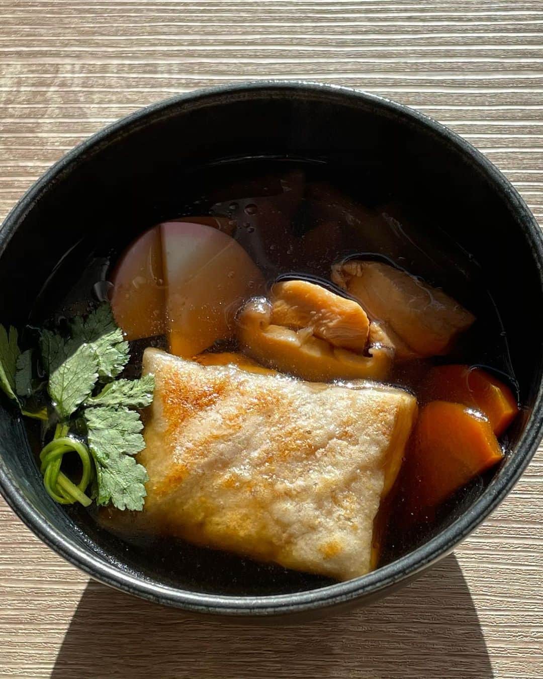 松本翔さんのインスタグラム写真 - (松本翔Instagram)「゜ ／ 謹賀新年 あけまして﻿おめでとうございます🎍 ＼  初めてのお雑煮は控えめに言って完璧です。﻿ 皮と脂身取った鶏もも。餅は焼く。高知らしく宗田節。 関東風な醤油出汁が綺麗に優しくまとめてくれました。  👱🏼#松本食堂﻿」1月1日 11時01分 - matsumotosho444