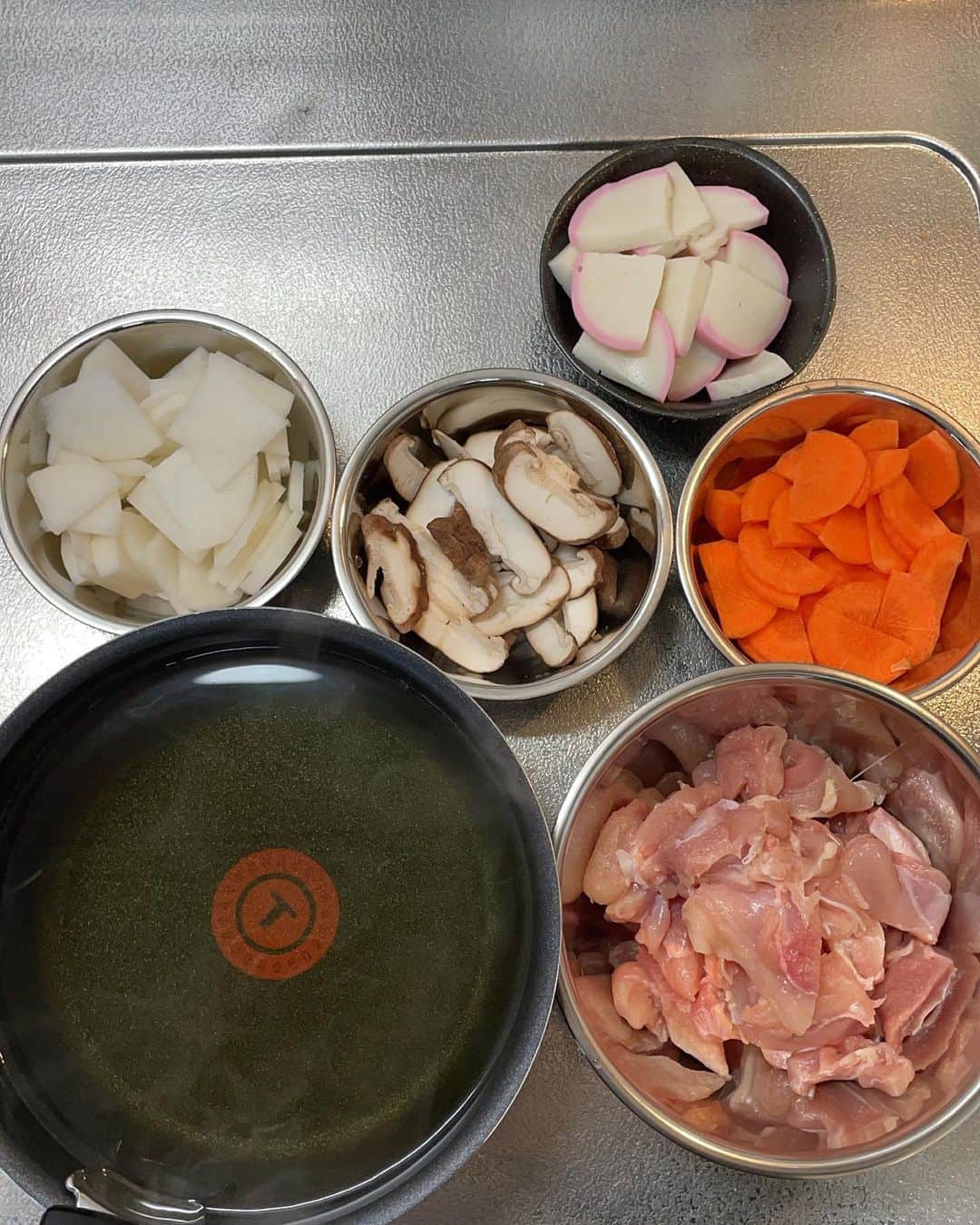 松本翔さんのインスタグラム写真 - (松本翔Instagram)「゜ ／ 謹賀新年 あけまして﻿おめでとうございます🎍 ＼  初めてのお雑煮は控えめに言って完璧です。﻿ 皮と脂身取った鶏もも。餅は焼く。高知らしく宗田節。 関東風な醤油出汁が綺麗に優しくまとめてくれました。  👱🏼#松本食堂﻿」1月1日 11時01分 - matsumotosho444