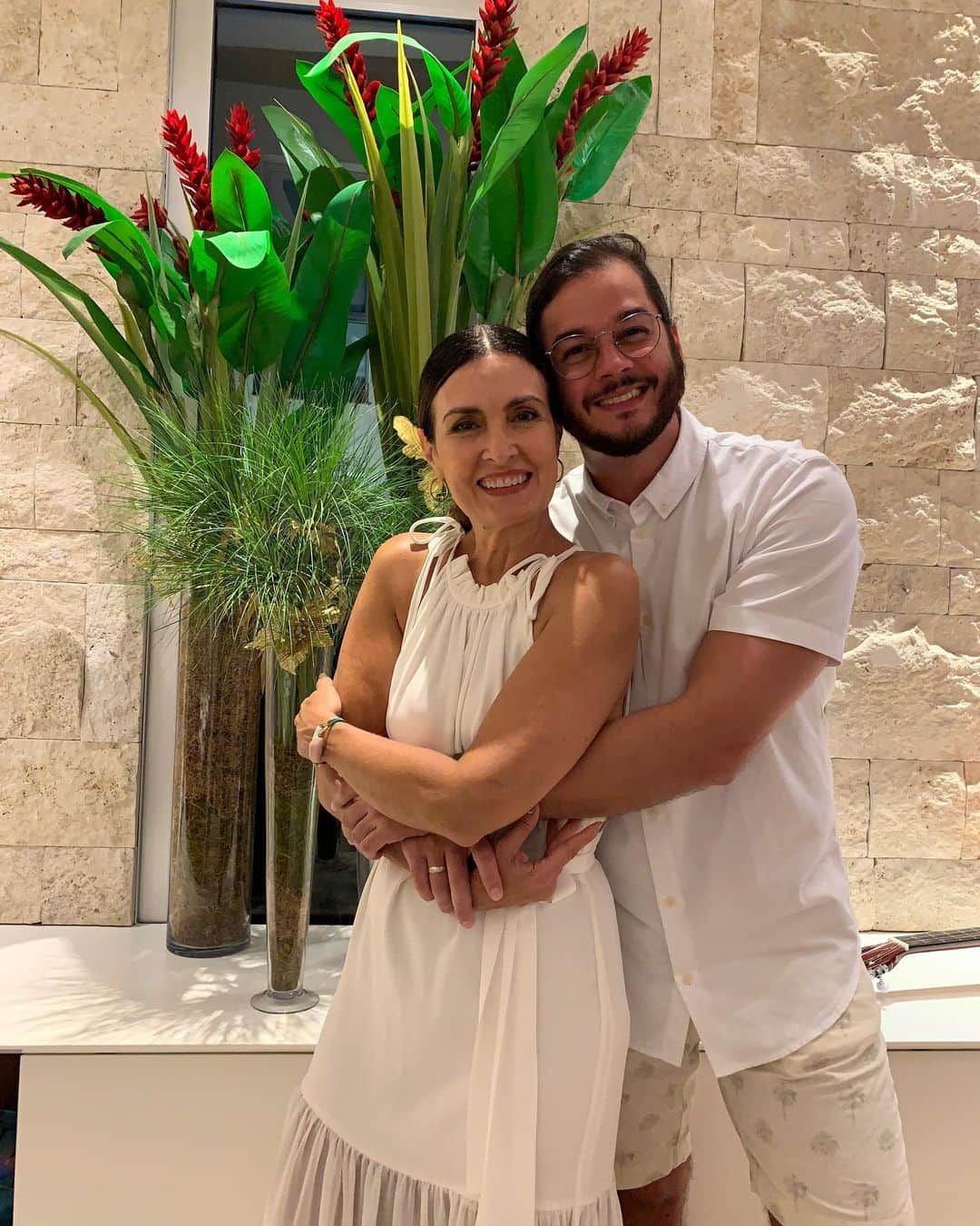 ファチマ・ベルナルデスのインスタグラム：「2020 não foi fácil pra ninguém. Mas nós sobrevivemos e precisamos agradecer por isso e manter a esperança de que 2021 será melhor. Com mais saúde, amor e respeito uns pelos outros. E que a gente não se esqueça de aproveitar cada dia do ano que está chegando porque #cadaminutoimporta.#feliz2021」