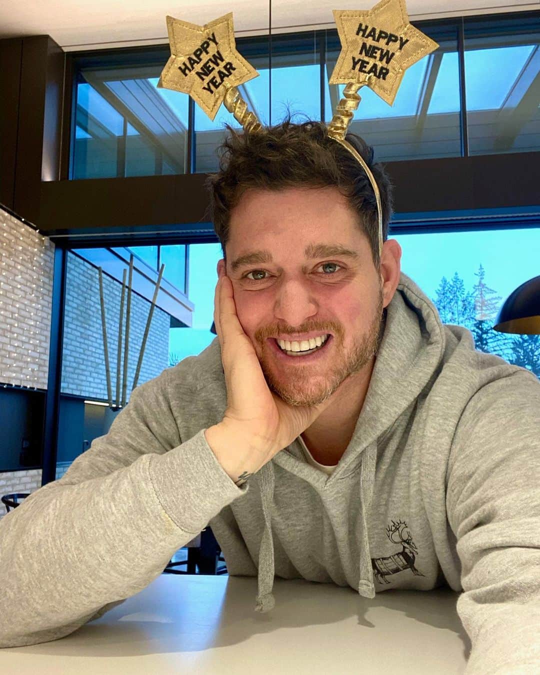 マイケル・ブーブレのインスタグラム：「I hope 2021 brings health, happiness and healing to all of your lives. We all know it’s been a tough year and for some much tougher than others.    I’ve been inspired by compassion, kindness and the selflessness of strangers, friends and neighbours in the most desperate times.  Things are going to get better and it’s because of people like you!  God Bless and Happy New Year. Love you all very much.  -MB」
