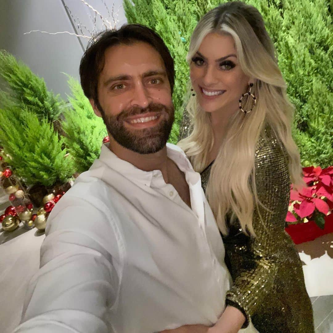 レナータ・ファンのインスタグラム：「Mais um Final e Início de ano com ele @atilaabreu51 UM 2021 mais feliz a todos!!! Saúde, Confiança e Objetivos realizados a vcs!!! 🎈❤️💫✨✨✨ e gratidão pela vida sempre!!!」