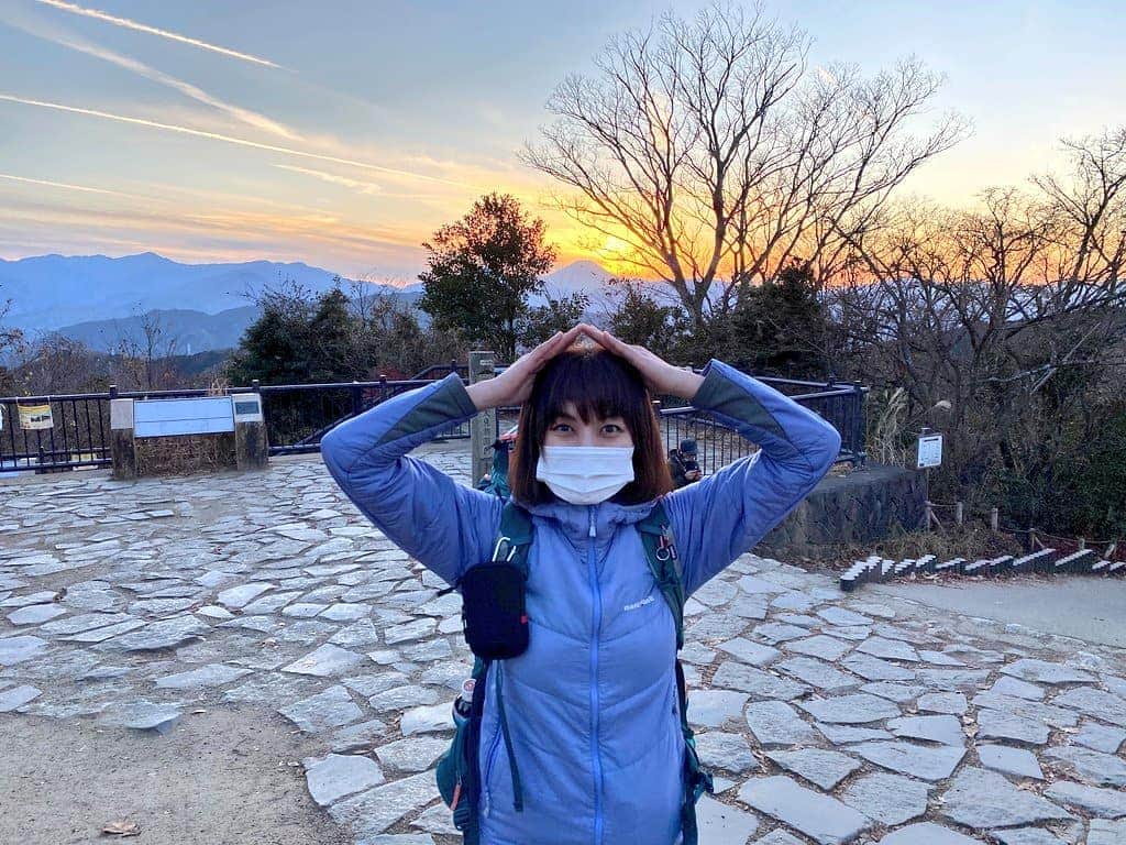 のインスタグラム：「明けましておめでとうございマウンテン🗻🌷＼(^^)／2021 ハピピーンニューイヤー🎍✨  今年もよろしくお願いします🍀 みなさんにとって素敵な事がチョモランマ級に巻き起こる１年になりますように🌷  健康な１年にいたしましょう✨  昨日東京タワー近くの病院へいって受けた、PCR検査陰性でした！🍀✨ ハピピーン＼(^^)／✨  実家に帰りちびっこ達に会ってきます✨もちろん、行きも対策、慎重に🍀  #明けましておめでとう #謹賀新年  #ハピピーンニューイヤー」
