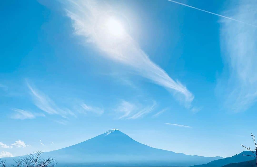 徳永英明さんのインスタグラム写真 - (徳永英明Instagram)「#hideaki_tokunaga_official #徳永英明#謹賀新年#富士山#龍雲  あけましておめでとうございます  いくつもの写真の中から この写真を選びました  太陽に照らされた龍が 富士山に向かって翔ぶ  幻想的ですよね  本年も宜しくお願いします  德永英明」1月1日 10時59分 - hideaki_tokunaga_official