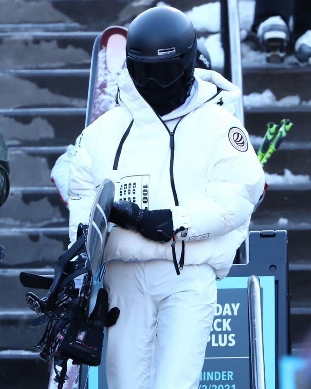 Just Jaredさんのインスタグラム写真 - (Just JaredInstagram)「@kendalljenner hits the slopes for some snowboarding on New Year’s Eve in Aspen #KendallJenner Photos: Backgrid」1月1日 11時00分 - justjared