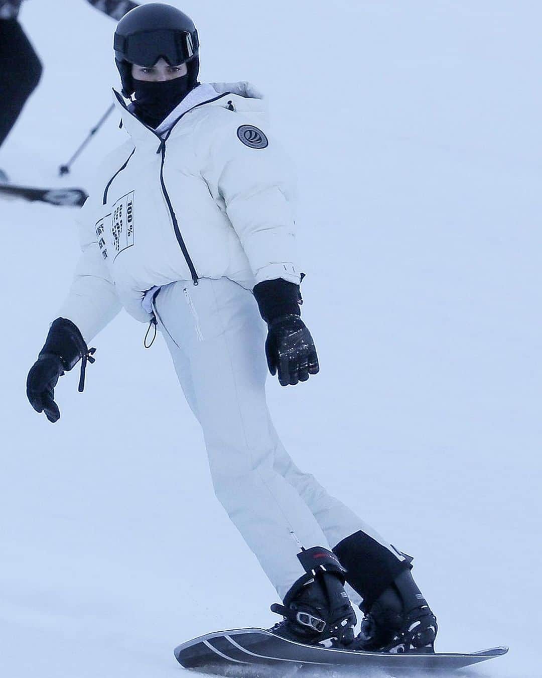 Just Jaredさんのインスタグラム写真 - (Just JaredInstagram)「@kendalljenner hits the slopes for some snowboarding on New Year’s Eve in Aspen #KendallJenner Photos: Backgrid」1月1日 11時00分 - justjared