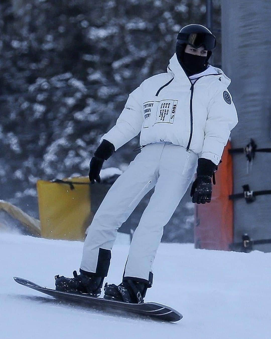 Just Jaredさんのインスタグラム写真 - (Just JaredInstagram)「@kendalljenner hits the slopes for some snowboarding on New Year’s Eve in Aspen #KendallJenner Photos: Backgrid」1月1日 11時00分 - justjared