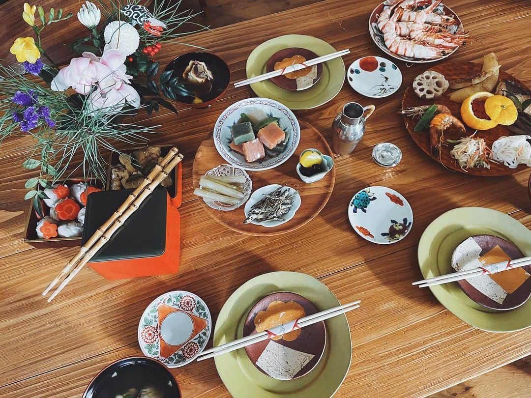 ジュジュのインスタグラム：「明けましておめでとうございます🎍🎌 . 2021.1.1 . 去年は考えさせられた年... . 世の中の様々な環境の変化や自分の環境の変化になかなかの戸惑いをみせた年になりました。 . . 邪念もたーくさんあった... . でもいつ如何なる時でも、どんな環境になろうとも、シンプルに自分の考え方次第ですぐ"幸"にも"不幸"にもなれる。 . 世の中がどんな動きをしようとも、自分の捉え方一つなんだなと原点に帰りました。 . . 今の現状に改めて感謝して...🤲もっとシンプルな精神で生きられる年にしたい👀 . で、もっと"まぁいっか"を取り入れていきたい。笑 #旦那にも頼まれてる笑 . . 2021年... . 私に携わって下さる全ての方に 沢山の"幸"が訪れます様に🤲 . 本年もどうぞよろしくお願い申し上げます。 . #2021.1.1 #元旦」