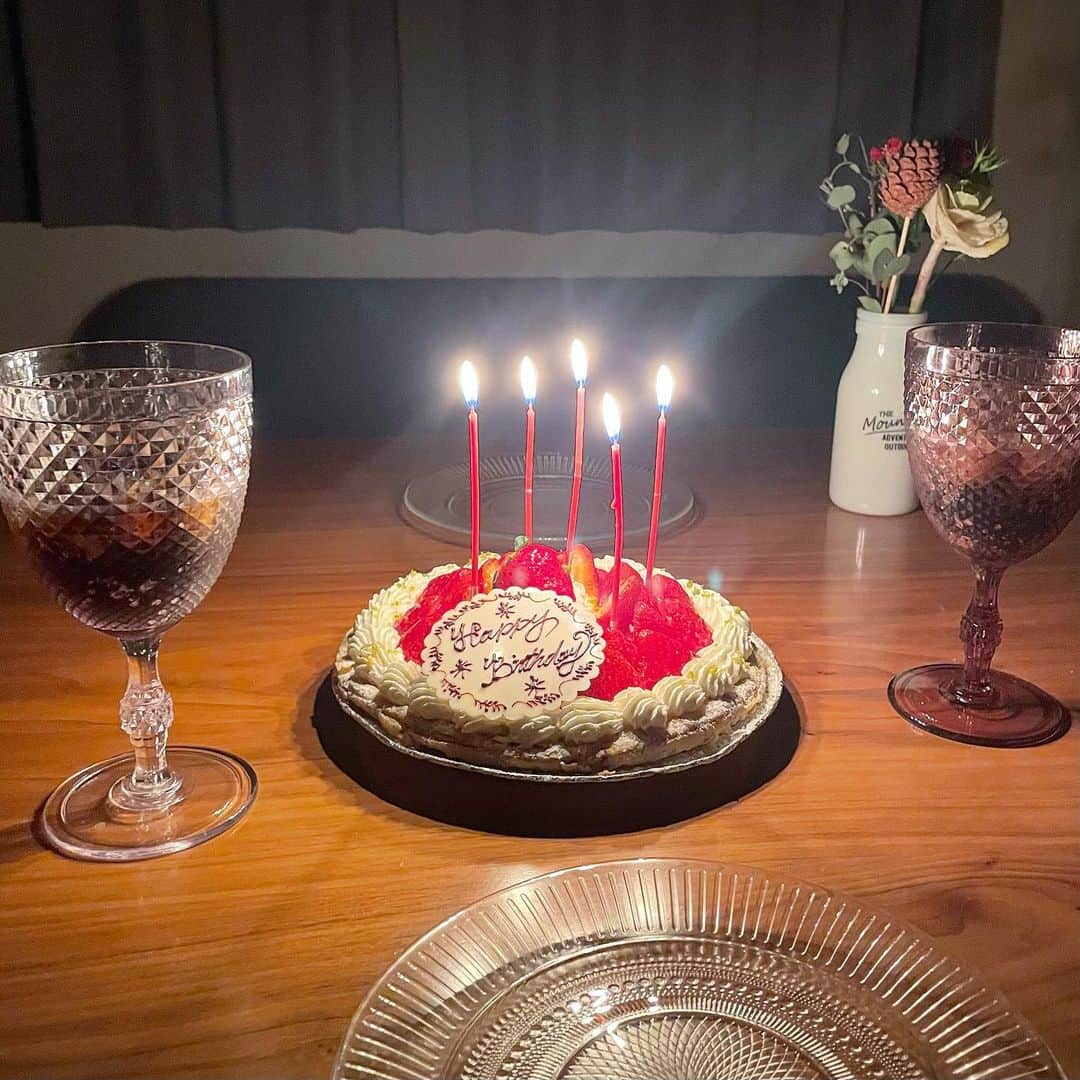 みき みーやんさんのインスタグラム写真 - (みき みーやんInstagram)「あけましておめでとうございます♡ 2021.01.01🎍☀ . . 今日は私の誕生日❤って事で 夜中にホールケーキでお祝いしてもらったよ♡♡ . 照樹が買ってきてくれた @taneya.clubharie の ケーキが美味しすぎて美味しすぎてw ２人でぺろりと完食してしまったそんな大晦日。笑 . . 美味しくて幸せな年越しでした🥰💕 本当にいつもありがとう♡ （3枚目の動画音有りでどうぞ💁‍♀️笑 . . #誕生日#クラブハリエ#ホールケーキ#お祝い#おうち時間#お家時間」1月1日 11時04分 - mi_yan0101