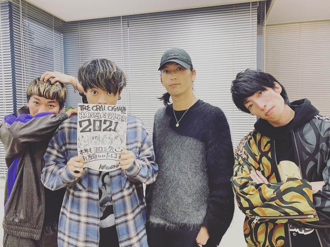 THE ORAL CIGARETTES さんのインスタグラム写真 - (THE ORAL CIGARETTES Instagram)「去年はコロナで少ししかライブ出来へんくて、ほんま悔しかった。 でも、ファンのみんなの応援のおかげで、最善を尽くせたと思います！！ いつも応援ありがとう。感謝してます。 早く元通りになればいいな！ そして、みんなにとって素晴らしい2021年になりますように。  山中拓也  ーーー  Last year, we only had live shows a few times because of the pandemic.  It was frustrating for us, but our supporters cheered us on so we could do our best. We really appreciate you always for encouraging us. I hope things get back to normal soon, and I wish you a fabulous new year.  Takuya Yamanaka」1月1日 11時05分 - the_oral_cigarettes_official
