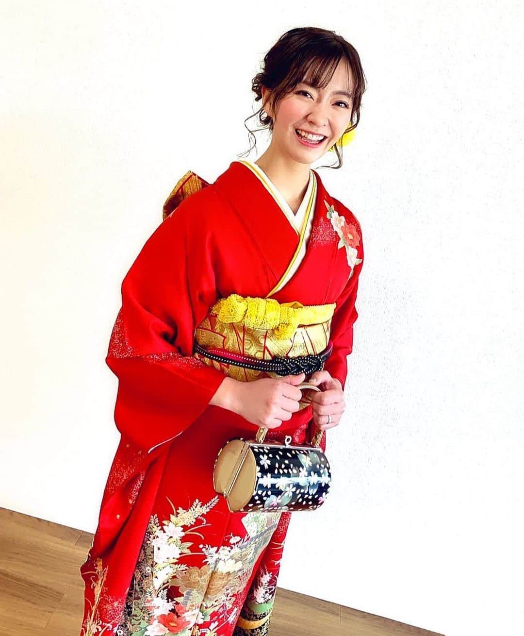 上杉あずさのインスタグラム：「. 🎍あけましておめでとうございます🎍 2021年は平穏な世の中でありますように。 今年こそ #東京五輪 が無事に開催されますように。今まで取材させて頂いた各競技のアスリートの皆さんを引き続き応援しています！  また、 #プロ野球 も #jリーグ も異例のシーズンを乗り越えて、今年は元気いっぱい応援できるように日常が戻りますように。  昨年は良いことも悪いこともたくさん経験出来ました。成長に繋がる年でした。野球では取材に行けない日々、どう自分らしく発信していくのか、歩みを止めたくなくて、もがきながらも工夫してきて…お陰で視野は広がりました。ホークスのリーグ優勝からの日本一、最高でした💛 そして昨年、最も大きかった出来事はサッカーに出逢えたこと、#サガン鳥栖 を応援できたことでした。私の中で新しい世界が広がりました。そして、大好きになりました⚽️💗💙 去年の経験を励みに、今年はより一層強く前へ進んでいける気がしています。何事もそれなりに、ではなく、何事も結果を残せるように、自覚を持って頑張ります‼️ 今年もどうぞ宜しくお願い致します。 ※振袖はRKBホークス新春特番の衣装です。結婚発表前の衣装なので悪しからず🙇‍♀️ #happynewyear #2021 #謹賀新年 #元旦 #お正月 #着物 #振袖 #衣装 #株式会社京屋 #京屋 #kimono #kyoya #newyear #happybirthday #yumiko #baseball #soccer #sports #olympics #tokyo」
