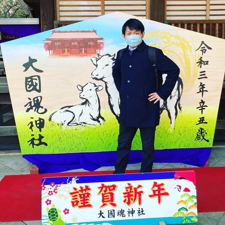 ごあきうえのインスタグラム：「あけましておめでとうございます🎍 本年は沢山の方々に笑顔いっぱいにお過ごして頂ける一年になります様に。 僕も笑顔いっぱいになりたいです。 本年も宜しくお願い申し上げます。  #新年　#2021 「 #初詣 ではない」 #年末 に撮った じ〜っと見てたら　#知らない人がとってくれた　#大國魂神社　#神社⛩ #神社　#大國魂　#⛩」