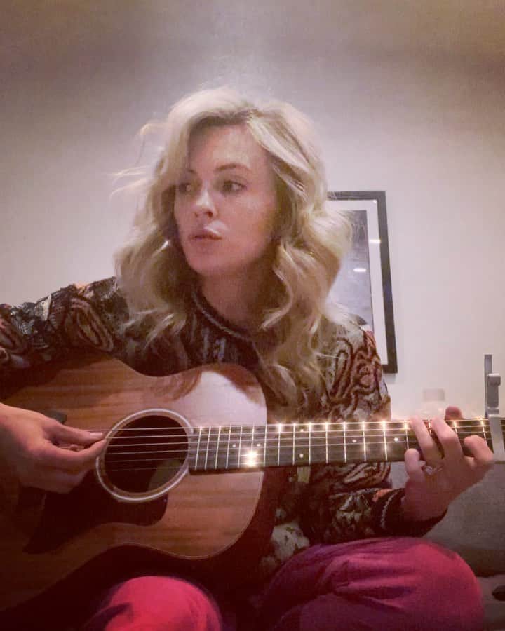 リンジー・ゴートのインスタグラム：「2020. all my resolutions went out the door (ok, i DID learn guitar). little did we know, the only thing we *needed* to do in 2020 was stay healthy, and survive. that’s all you *need* to do in 2021. stay healthy. survive. protect loved ones. exist with love. there is a light at the end of this scary tunnel, but please don’t forget what it will take to get there. we can all do this. wear your mask. stay socially distant. wash your frickin hands. can’t wait to see where we are one year from now ❤️ *also wanted to play and record this nice little homage to When Harry Met Sally and of course it had a 2020 ending. fucking falling phone. 🤦🏼‍♀️☠️ #happynewyear2021」