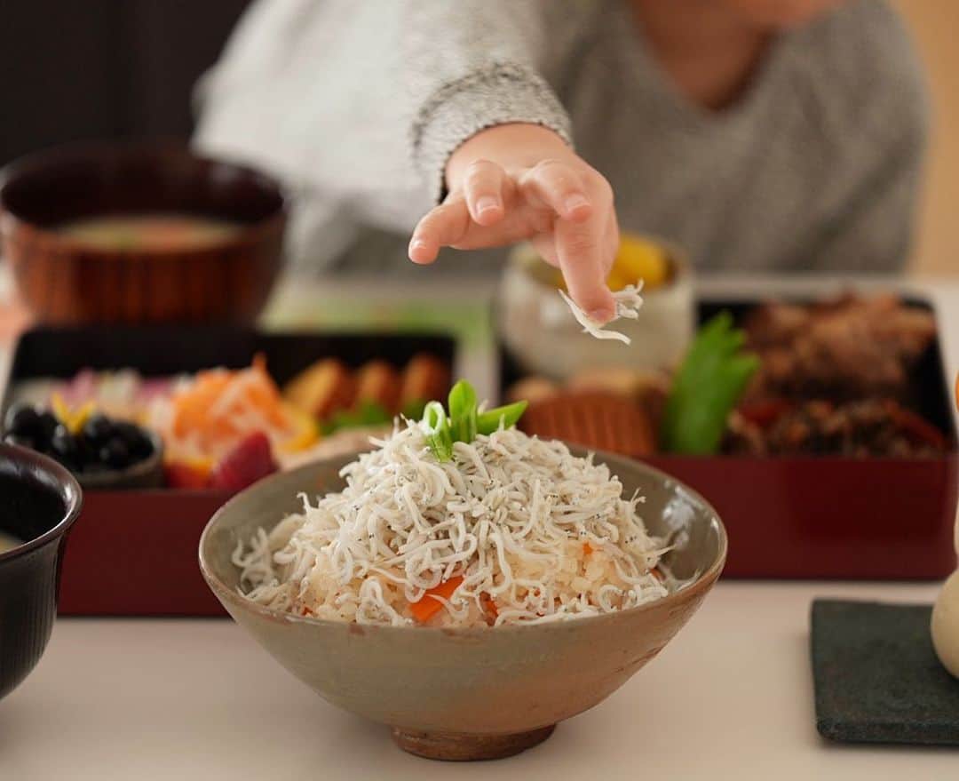 のインスタグラム：「あけましておめでとうございます🎍 40年目にしてはじめて実家にかえれないお正月。東京で家族3人だけの静かな元旦です。はじめてつくるお雑煮は母親を思って白味噌の京風で。  任せっきりでギリギリまで海外で過ごしていた例年。暖かい正月を迎えるための用意がこんなにも大変だなんて、、改めて母の有り難さを感じる元旦でした。 みなさま、本年もよろしくお願いいたします。」