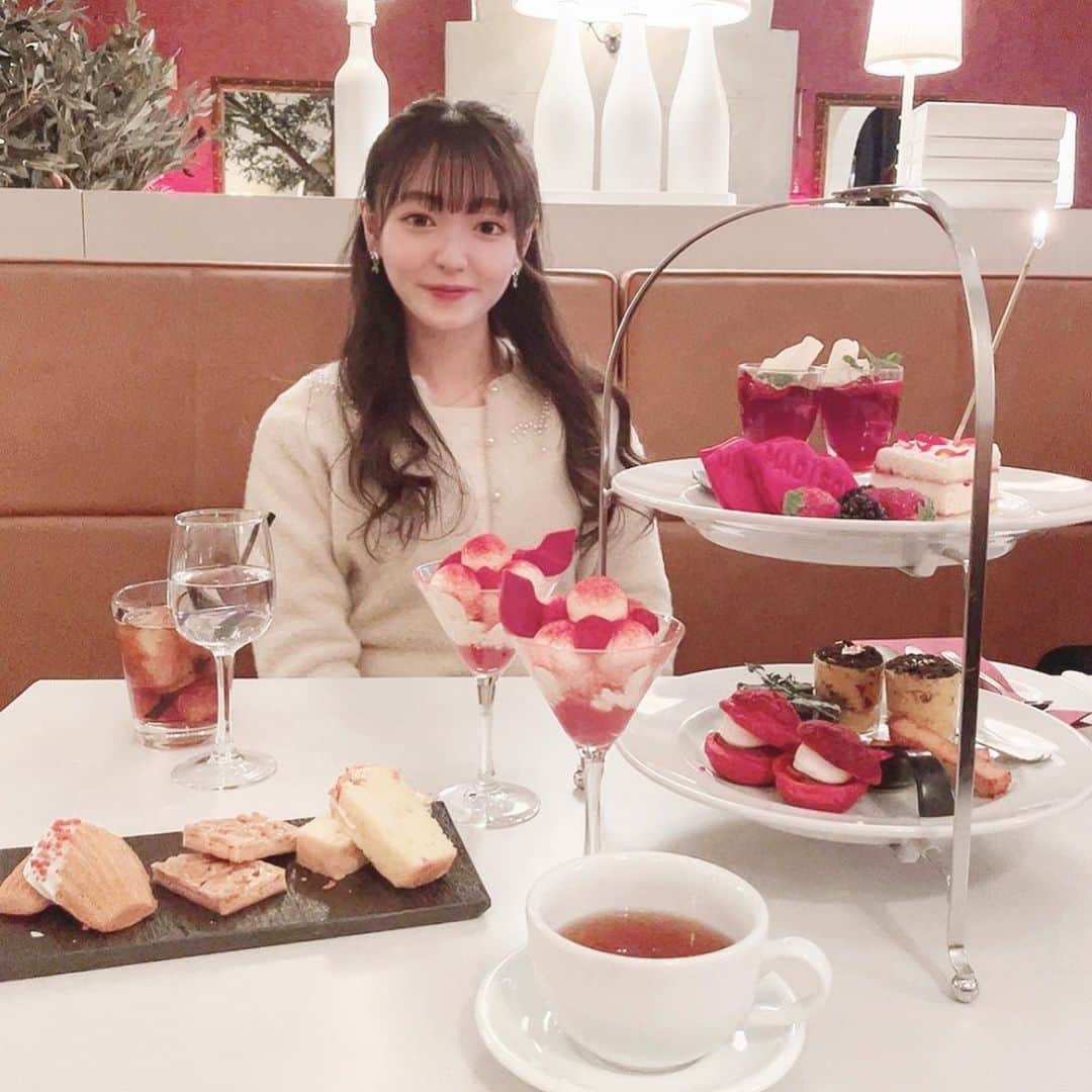 のインスタグラム：「新年あけましておめでとうございます🎍✨ ・ 今年もどうぞ宜しくお願い致します‪‪☺︎‬ ・ 2021年は新しい事へ挑戦の年に。そして大学4年生なり、就活も本格的に頑張って行きたいと思います✨ ・ 苦手なSNSものんびりですが活動を続けていきますので、ぜひ応援を宜しくお願い致します🙇‍♀️💓 ・ #新年 #元旦 #2021 #初投稿 #l4l #instagood #happynewyear #japan #afternoontea #tokyo #アフタヌーンティー #東京 #恵比寿 #パーマ #ハッピーニューイヤー」