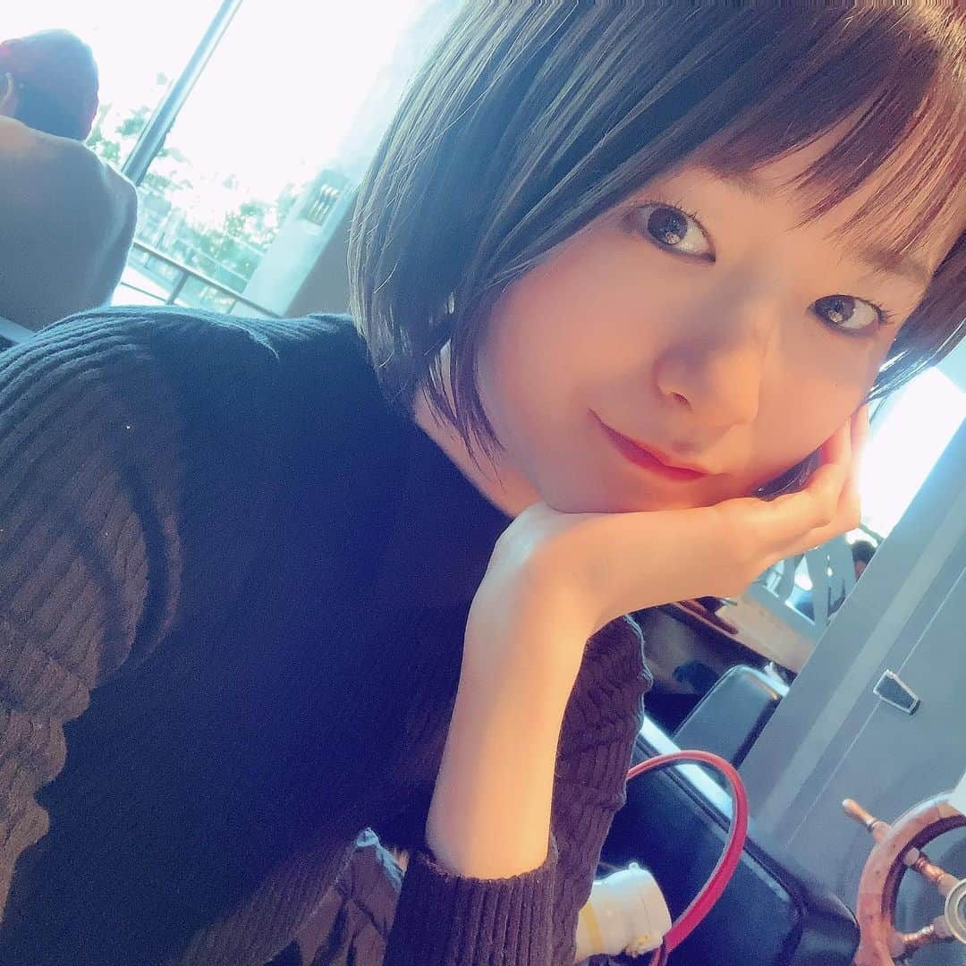 しほの涼のインスタグラム：「あけましておめでとうございます🎍💕 去年は、まさに【変化】の年で 家を買い、引っ越し、コロナ禍の世の中で生活し、投資を始めた年でした。 娘の意思が強く出てきたので、何をやるにもヤダー😫な事ばかりの毎日ですが、言葉を沢山覚えて意思の疎通も出来てきて楽しいです🤣🤣  なんだか、娘のインスタみたいだったので 久々に自撮りしましたけど違和感しかない😇😇  今年も皆さんにとって良い一年になりますように🌿🌿」