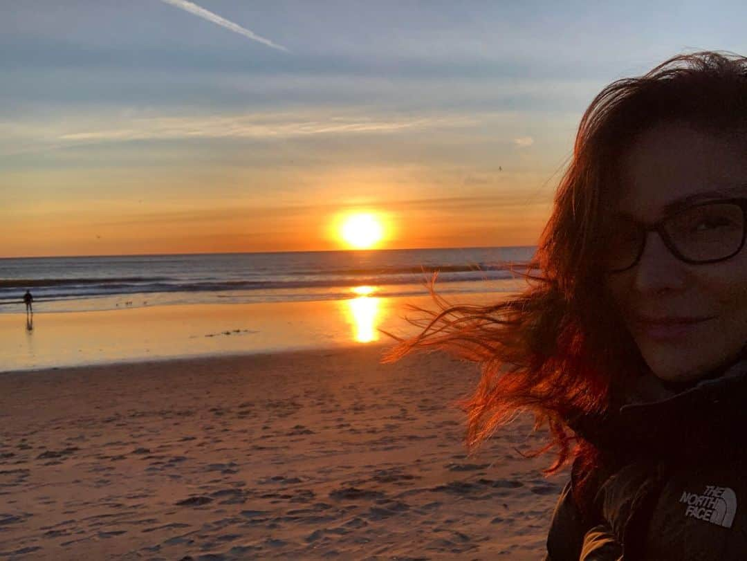 コンスタンス・マリーさんのインスタグラム写真 - (コンスタンス・マリーInstagram)「Thee last Cali Sunset of 2020. So grateful to have witnessed it✨🙏🏽✨  NOW 2020 needs to go so in the corner and think about what it has done!  Happy New Year my sweet peeps! 😘  #adios2020 #HappyNewYear  #Sunset #Beach #Ocean  #BeSafe #WearAMask #socialdistancing」1月1日 11時18分 - goconstance