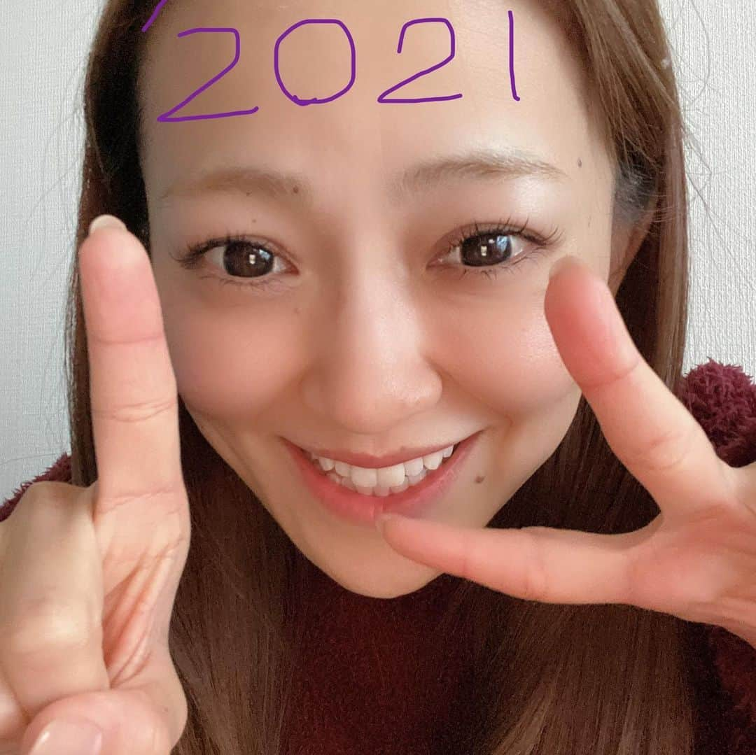 永見佳織さんのインスタグラム写真 - (永見佳織Instagram)「あけましておめでとうございます🌅 今年も宜しくお願いします。  2021年 多くの笑顔が溢れますように… 小さくても確実な幸せを感じられるような 穏やかな日々でありますように…  さて アナウンス室の元旦のグループラインは 新年の挨拶🎍と共に 誕生日🎂をみんながお祝いしてくれるんです。 (わたくし完全に便乗しております😍嬉しいぃぃ♡) そこで  『今年はあるよ‼️』  …と、毎年、言われています😑 今年こそ『何かある』年に…🥺  皆さま 本年も宜しくお願い致します。 #写真  #なぜ #指 ＃逆に #2021 #丑年 #🐮#写真2枚目 #目玉焼き #失敗 #but #❤️  #いいことありそう #正月 #ノーメイク #宣言 #明日 #全国高校サッカー選手権大会 #藤枝明誠 #初戦 #実況 #伊藤薫平 アナ」1月1日 11時18分 - kaori.nagami