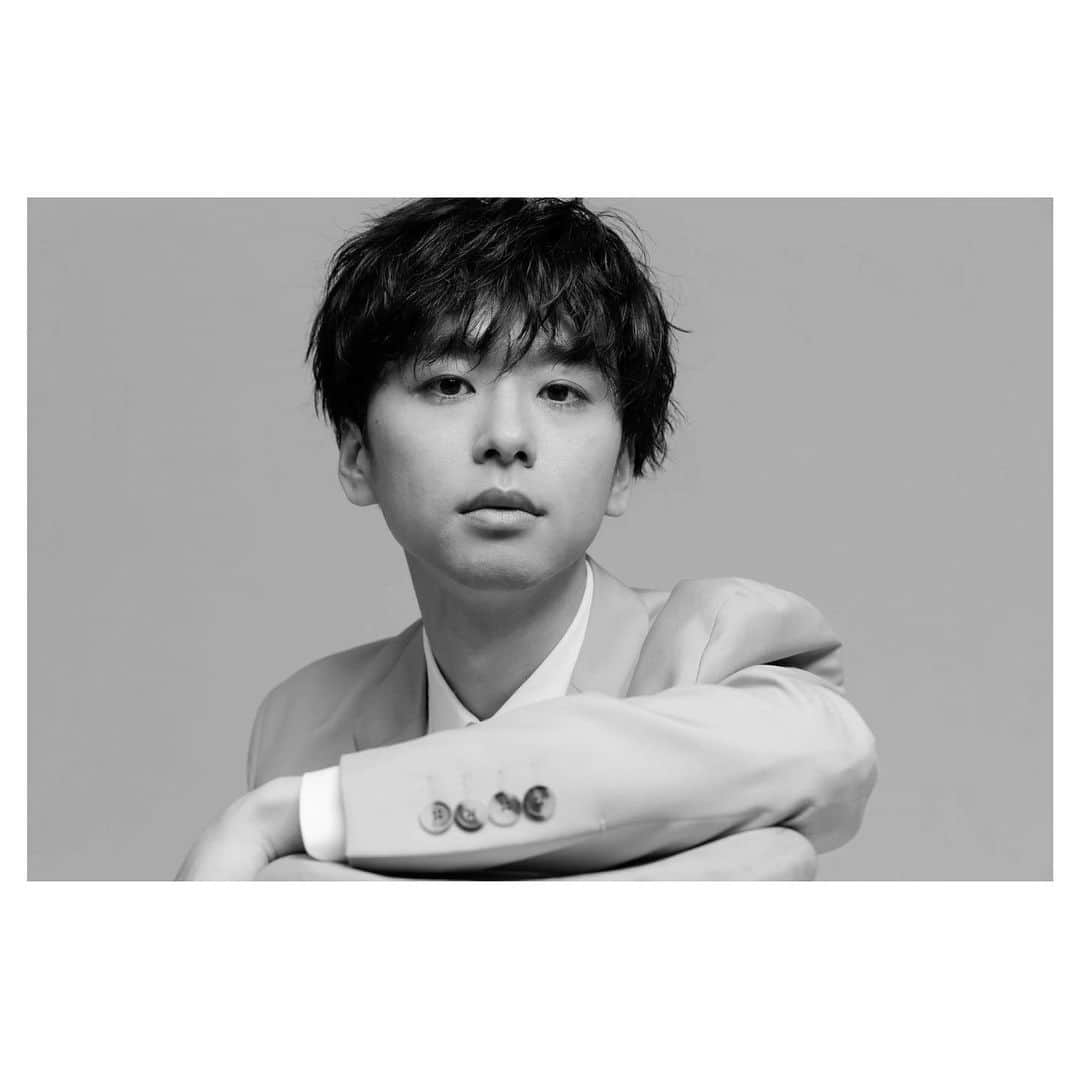橋本淳のインスタグラム：「. 2021年になりましたね。  皆さま、 今年もよろしくお願いします。  いつものように この数字の並びに慣れた頃には 年の瀬を迎えてるのでしょう。  時の流れの早さに 惑わされず 自分をしっかり保ち スッと、立っていたいです。  今年も色々ありますが 守りに入らず 好奇心を剥き出しにして 攻めの姿勢で 向かうのみ。 楽しみにしていてください。  きっと素敵な一年にします。  皆様、今後とも お付き合いのほど よろしくお願い致します。  皆様にとって、 素敵な年になりますように。  ふふふ  2021.1.1」
