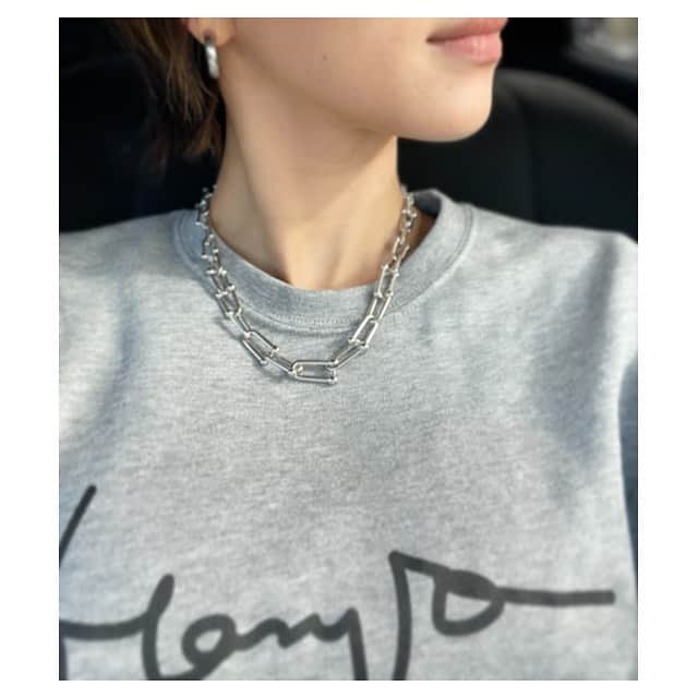 のインスタグラム：「#2021 A HAPPY NEW YEAR 💜 おうちでのんびりな年明け。 今年もよろしくね🙋‍♀️❄️ . necklace: @beep_ss  sweat: @unicosmeticos_hanjo」