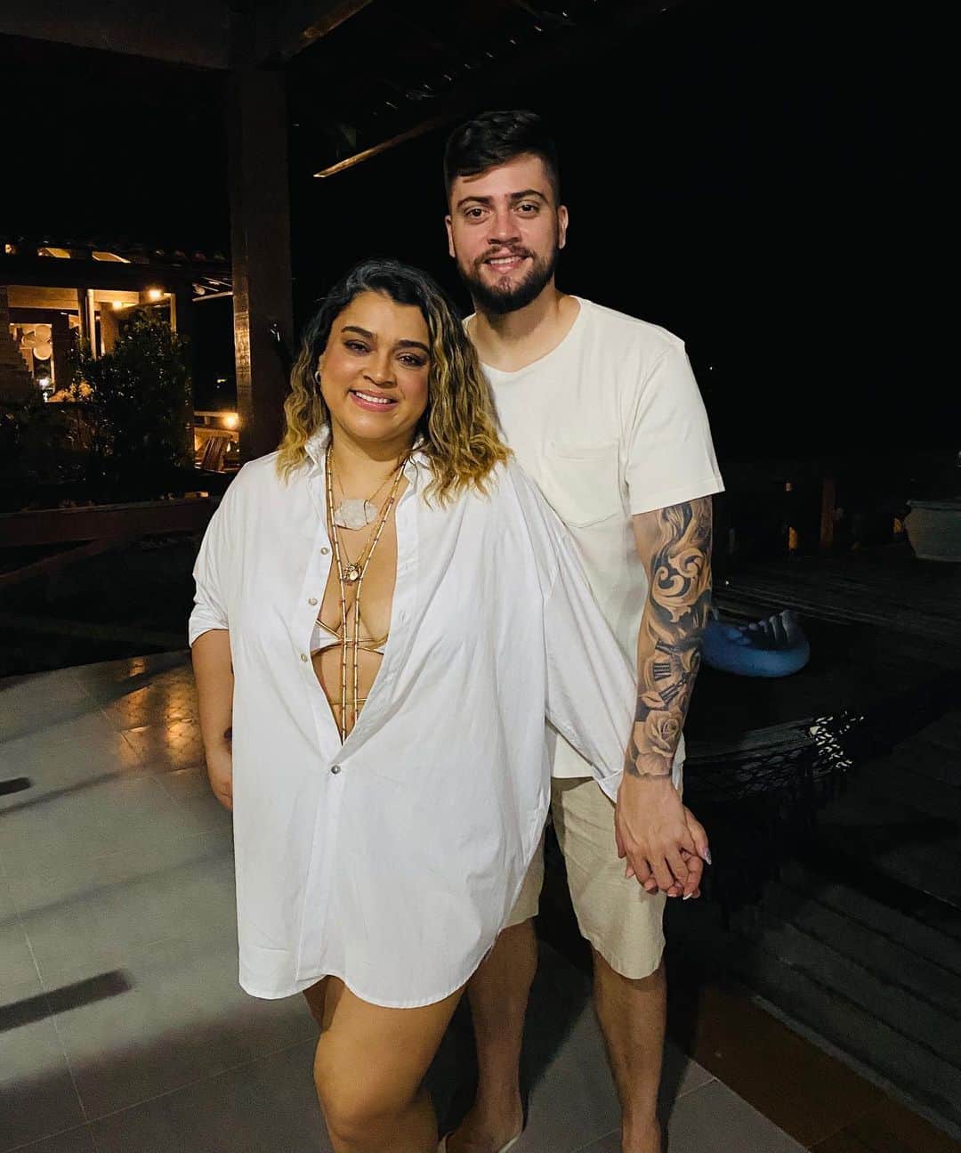 Preta Gilのインスタグラム：「2021 com amor e saúde para todos 💛💉#mozis4ever @rodrigogodoy_」