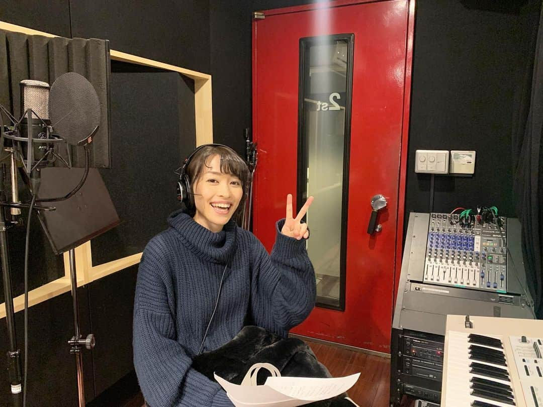 北山由里さんのインスタグラム写真 - (北山由里Instagram)「Happy new year2021🥳  新年あけましておめでとうございます🎍✨  昨年はコロナによっていろんなことが変化していった年でしたが、皆さんの応援のおかげで動画投稿を続けることができました。  また、事務所に所属したりと、わたしにとっても出会いと挑戦しての年だったと思い返しています。  今年はその経験を糧に飛躍の年に🕊✨  さらにグレードアップした動画をお届けできるよう活動していきたいと思います。  お互いたくさんの色違いに出会える良き年となりますように🙏✨  本年もどうぞよろしくお願い致します🙇‍♀️✨  　(年末はレコーディングしてました！お楽しみに🥰🎤✨)」1月1日 11時23分 - yuri_kitayama_