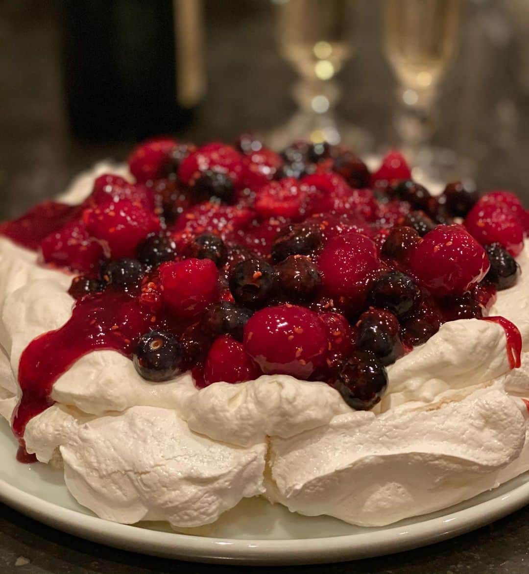 アイナ・ガーテンのインスタグラム：「Mixed berry pavlova and Champagne for the strangest New Year’s Eve ever.  Happy New Year everyone!  #staysafe」