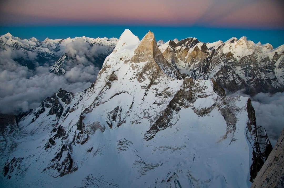 ジミー・チンのインスタグラム：「Wishing you all love, compassion and beauty in 2021. May you all find purpose and meaning in the new year. ⁣ Shivling North Ridge. Sunset view from our portaledge high camp on  Meru. ⁣ Garwhal Himalaya, India ⁣」