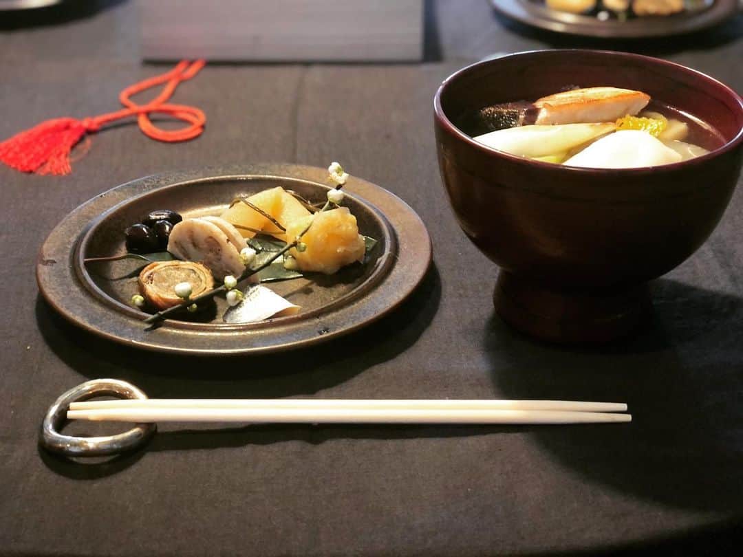 三浦瑠麗さんのインスタグラム写真 - (三浦瑠麗Instagram)「仮眠してお雑煮をつくる。鰤、鶏肉、里芋、蕪、白菜、牛蒡、焼き葱、餅。 さて、近所に初詣にいきますか。」1月1日 11時23分 - lullymiura