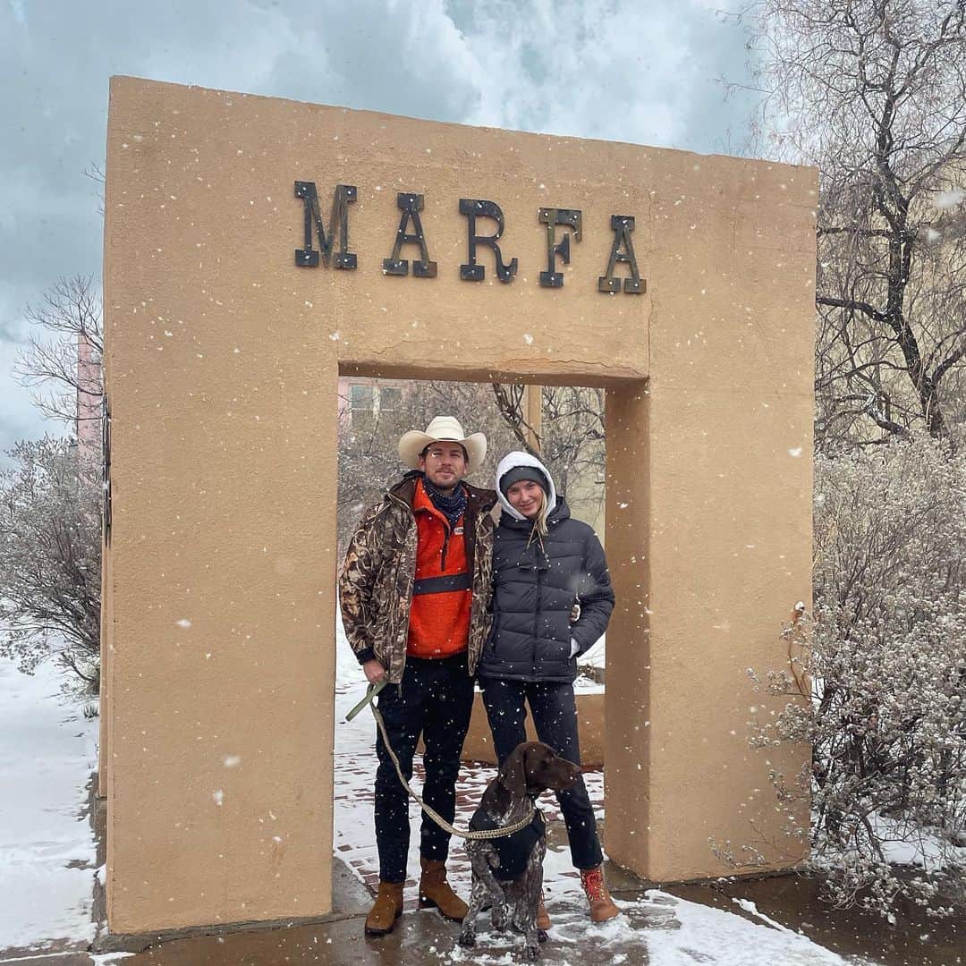 のインスタグラム：「Signing out of 2020 from my home state. Wishing everyone love and compassion. West Texas snow days, they say it’s lucky on New Years Eve. 🍀 Momma would tell you to eat cabbage and black eye peas for money and luck! #Texas #Marfa #Travel #HappyNewYear」