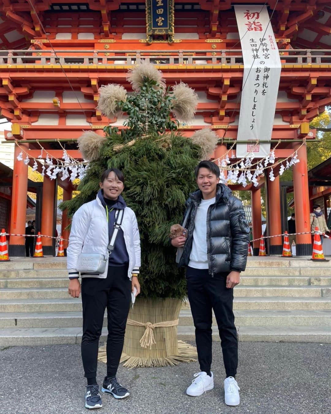 竹山佳林のインスタグラム：「あけましておめでとうございます🎍 今年も宜しくお願い致します🙇‍♂️✨ ・ #新年 #あけましておめでとうございます #2021年 #丑年  #家族で #初詣 #生田神社」