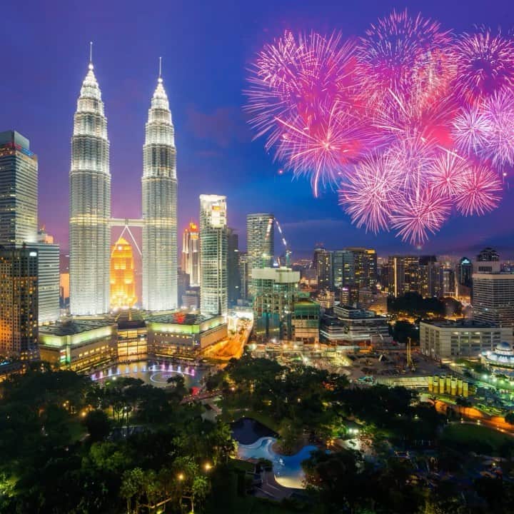 エアアジアのインスタグラム：「HAPPY NEW YEAR! Welcome 2021 with a BIG bang 🎉 with our BIG SALE!  Awesome travel deals and promos await you in the next few days. Stay tuned as we give you the best way to start the new year!  Sale starts on Monday, 4 Jan 2021, 10am (GMT+8)  Promo Period: 4-10 Jan 2021  You can also fly beyond airasia's network to/from Kuala Lumpur, Kuantan, Miri, Sibu, Kuching, Sandakan and many more! __________ *Free Seats excludes airport tax, MAVCOM fee and any other applicable fees. T&C apply. Read more at https://air.asia/B5bS5」