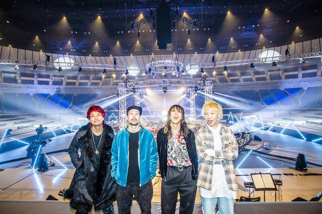 のインスタグラム：「嬉しいこと楽しいこと沢山あったね2020。さらに上回っていこうぜ2021。#SUPERBEAVER #sb15th #ahappynewyear  photo by @cazrowaoki」