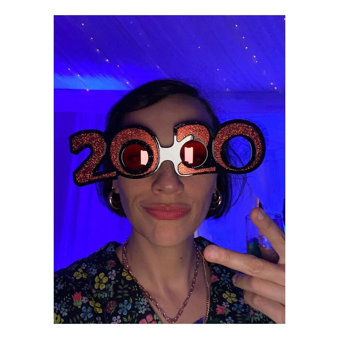 ラシダ・ジョーンズさんのインスタグラム写真 - (ラシダ・ジョーンズInstagram)「Deuces to 2020!  I posted this same photo last New Year’s Eve, but, like everything this year, it has taken on a whole new meaning.」1月1日 11時31分 - rashidajones