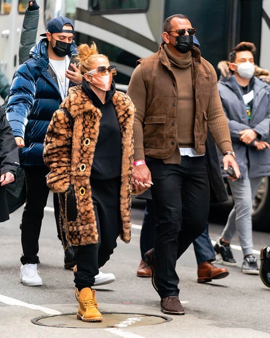 Just Jaredさんのインスタグラム写真 - (Just JaredInstagram)「@jlo and her fiancé @arod were spotted holding hands in Times Square while arriving for her final rehearsal on New Year’s Eve ahead of tonight’s big performance. #JenniferLopez #AlexRodriguez Photo: Backgrid」1月1日 11時31分 - justjared