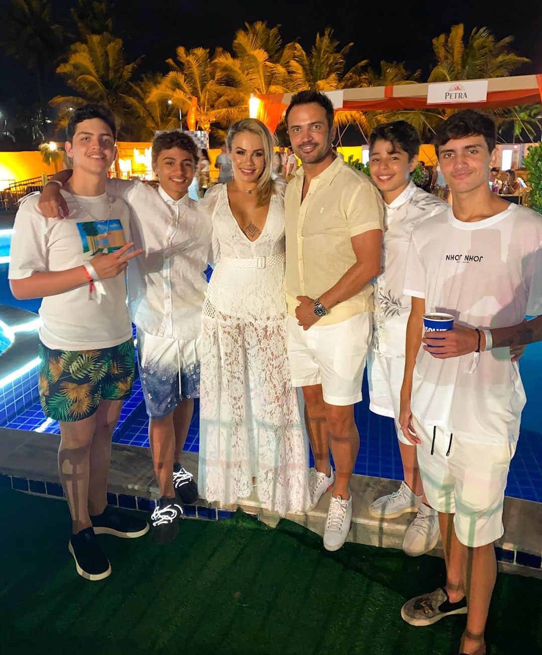 アレッサンドロ・ローザ・ヴィエイラのインスタグラム：「2020 sem muito o que comemorar, e muita esperança pra 2021!   Eu e toda família passando pra desejar um feliz 2021 pra todos vocês! Obrigado por tudo!  @luigi12mendes  @enzofariafontaoo  @lilifariav  @cairofariaa  @enzo12mendes」